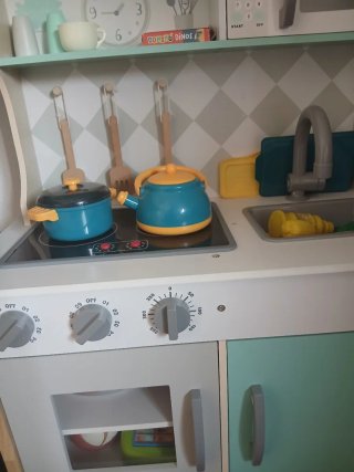 Cocinita de madera con juguetes