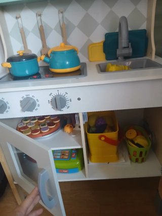 Cocinita de madera con juguetes