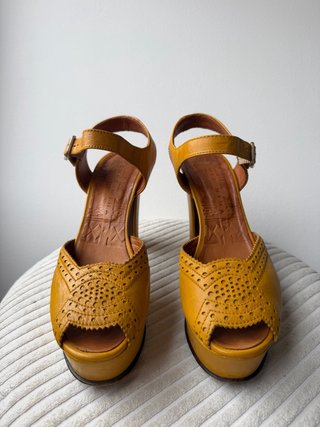 Sandalias Chie Mihara con Plataforma Mostaza
