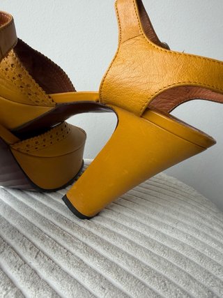 Sandalias Chie Mihara con Plataforma Mostaza