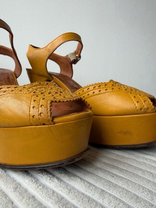 Sandalias Chie Mihara con Plataforma Mostaza