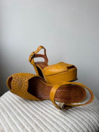 Sandalias Chie Mihara con Plataforma Mostaza