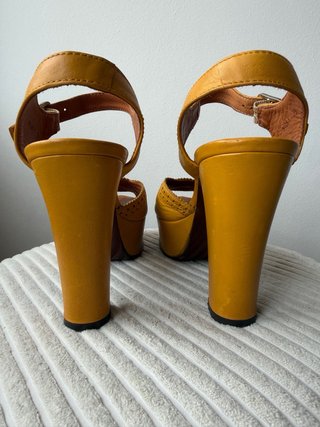 Sandalias Chie Mihara con Plataforma Mostaza