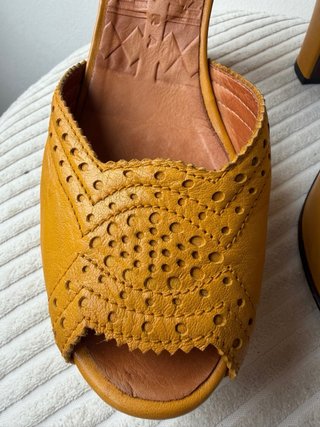 Sandalias Chie Mihara con Plataforma Mostaza
