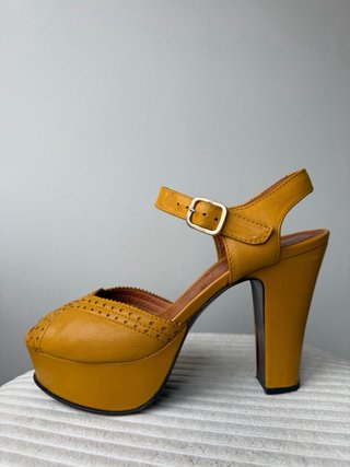 Sandalias Chie Mihara con Plataforma Mostaza
