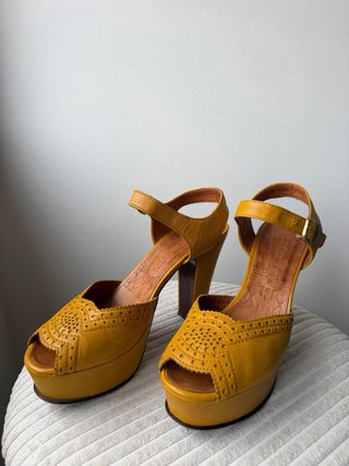 Sandalias Chie Mihara con Plataforma Mostaza