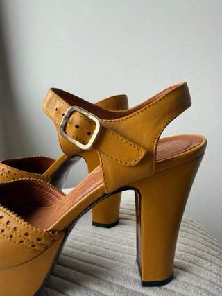 Sandalias Chie Mihara con Plataforma Mostaza