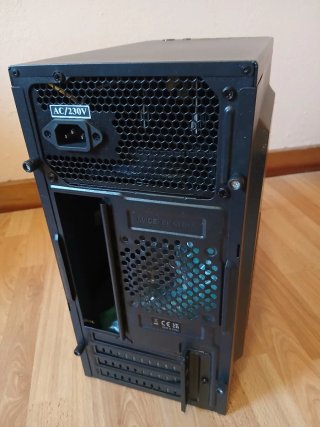 Torre PC con fuente de alimentación