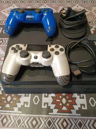 PS4 (PlayStation 4) con 2 mandos