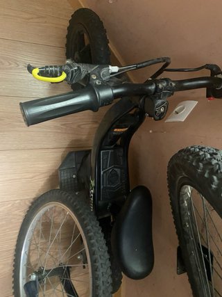 Bicicleta Eléctrica Infantil Negra y Amarilla