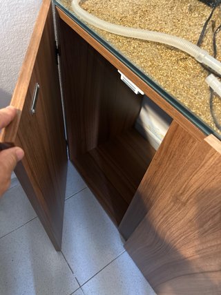 Acuario de cristal con mueble de madera