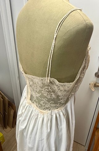Camisón lencero vintage en raso de seda y encajes