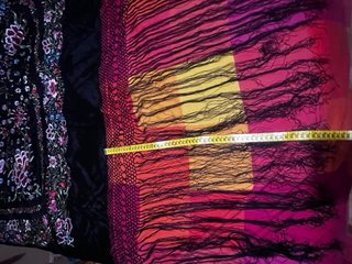 Manton bordado negro y multicolor