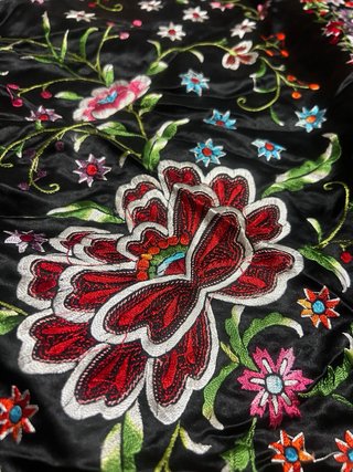 Manton bordado negro y multicolor
