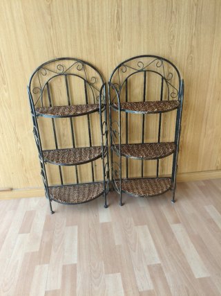 Estantería de metal y mimbre