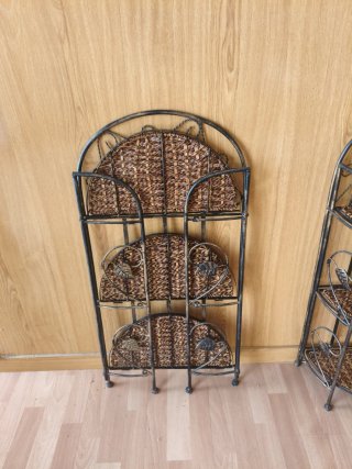 Estantería de metal y mimbre
