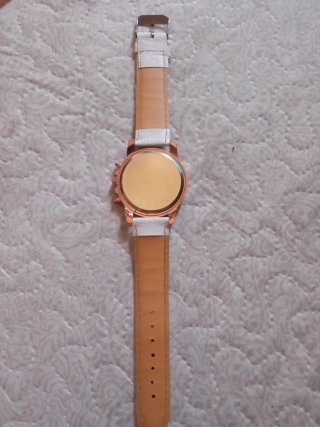 Reloj de pulsera dorado y blanco