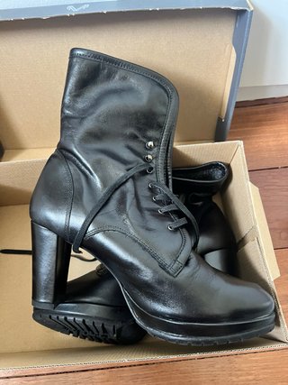 Botines de piel negros de Laura Amat.