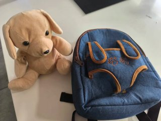 Mochila con peluche de perro