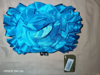 Bolso de fiesta azul con flor