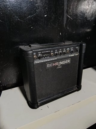 Amplificador Behringer V-Tone GM108 15W