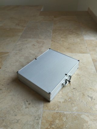Maletín de aluminio plateado