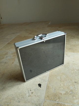 Maletín de aluminio plateado