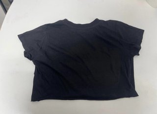 Camiseta negra crop top