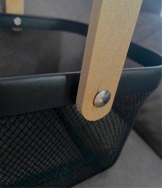 Cesta metálica negra con asa de madera