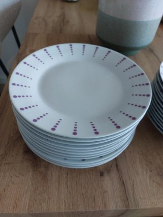 Vajilla de porcelana blanca con puntos morados.