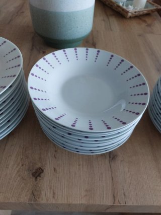 Vajilla de porcelana blanca con puntos morados.