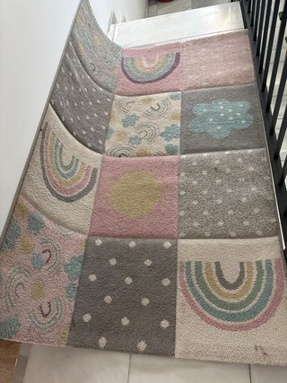 Alfombra infantil rosa y multicolor