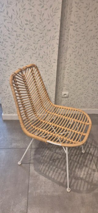 Silla ratán patas blancas compradas en kenay.