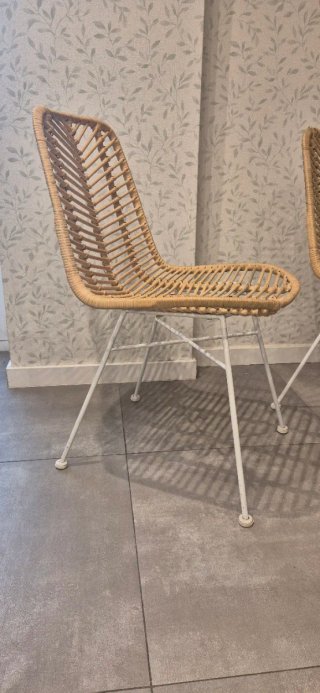 Silla ratán patas blancas compradas en kenay.