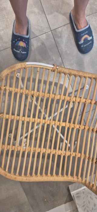 Silla ratán patas blancas compradas en kenay.