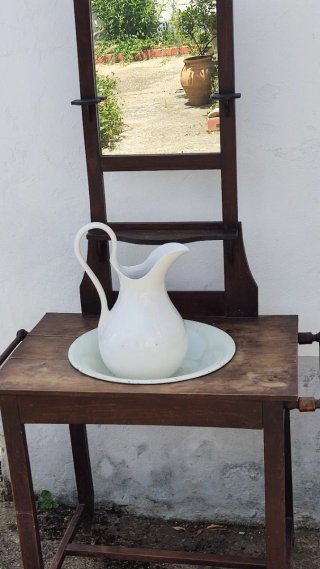 Lavabo antiguo con espejo y jarra