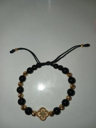 Pulsera de oro y ónix con trébol