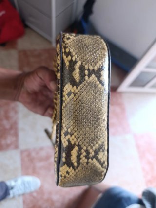 Bandolera Mango efecto piel serpiente