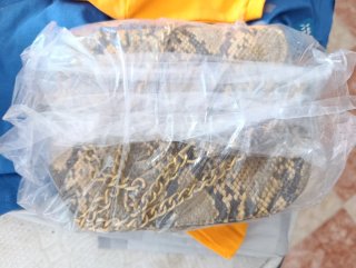 Bandolera Mango efecto piel serpiente