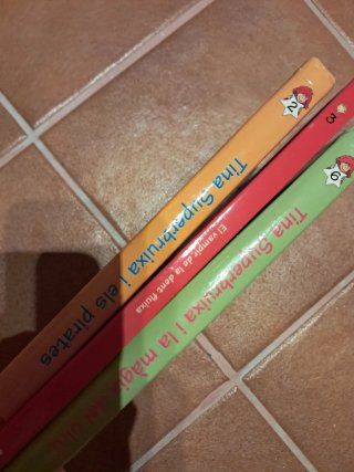 Libros gruesos de "Tina la superbruixa" en catalán