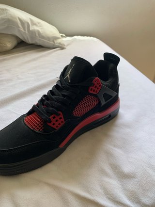Zapatillas Jordan Negras y Rojas