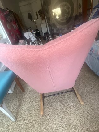Butaca rosa de borrego con base de madera