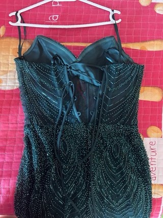 Vestido de gala verde con pedrería