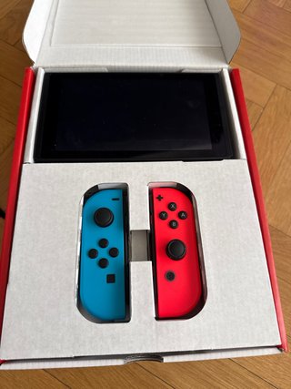Nintendo Switch + 2 mandos extra + cargador mandos