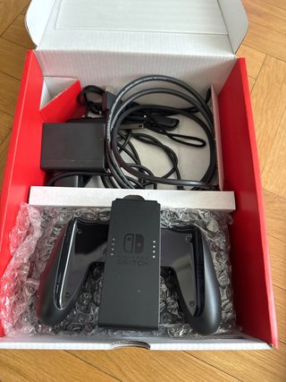 Nintendo Switch + 2 mandos extra + cargador mandos