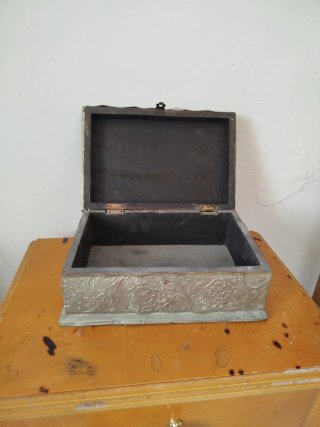 Caja antigua decorada