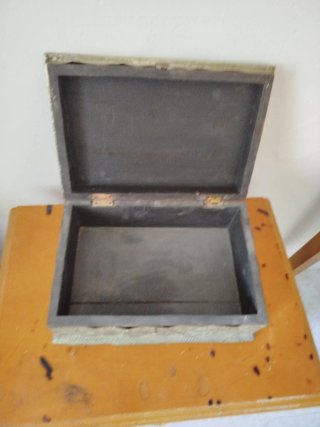 Caja antigua decorada