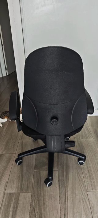 Silla con ruedas negras escritorio