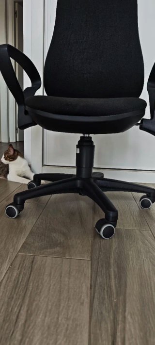 Silla con ruedas negras escritorio