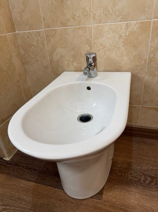 Bidé Sanitario Blanco y Cromado